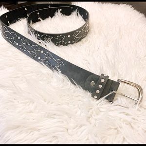 Beautiful Size 2x grey leather rhinestone belt never worn💕